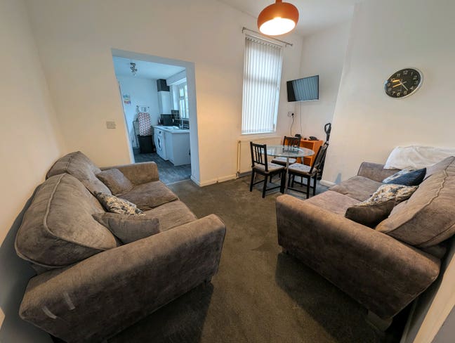 Great Value Double En-Suite / 1stFloor Large Room  Main Photo