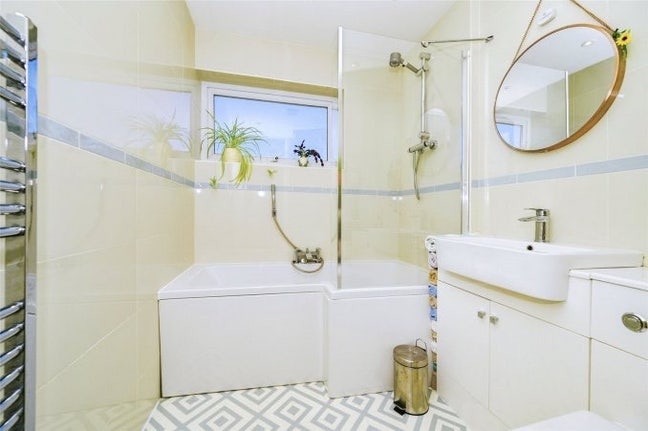Modern 4-Bed Townhouse in Central Luton Main Photo
