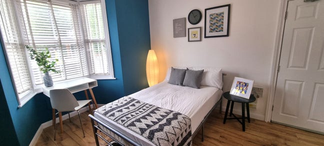 2 large, comfy rooms in great location (CR) Main Photo