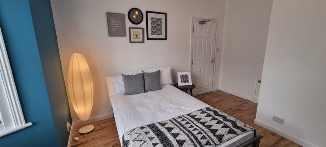 2 large, comfy rooms in great location (CR) Main Photo