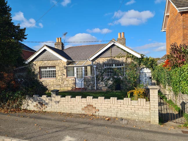 3 bedroom detached bungalow  Main Photo