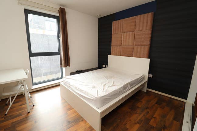 Next to Limehouse Station- Room!  Main Photo