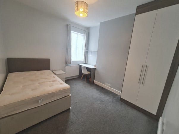 Town centre ensuite room female preferred Main Photo