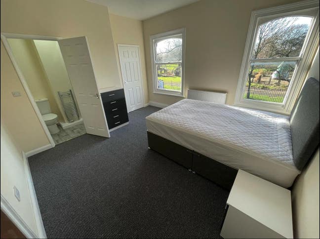 Large Refurbished Room with En Suite - Town Centre Main Photo