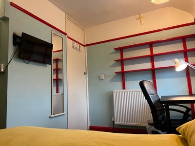 ROOM TO LET (Family Home) Main Photo