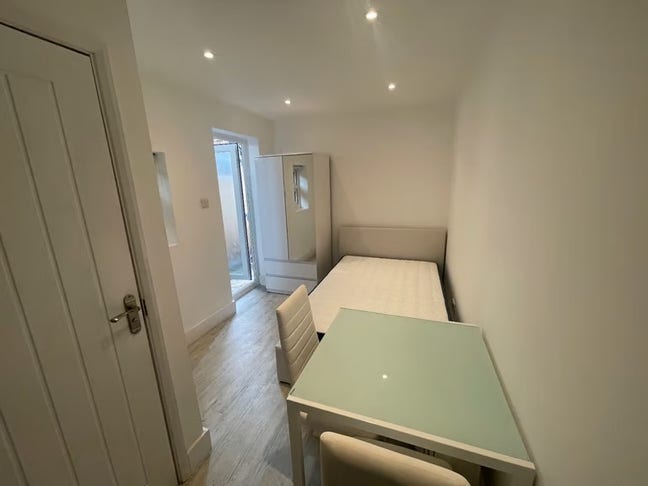 Newly Refurbished Studio with bill- Gants Hill,IG6 Main Photo