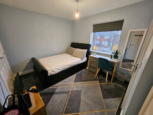 Professional & Modern Rooms to Rent – West Brom Main Photo