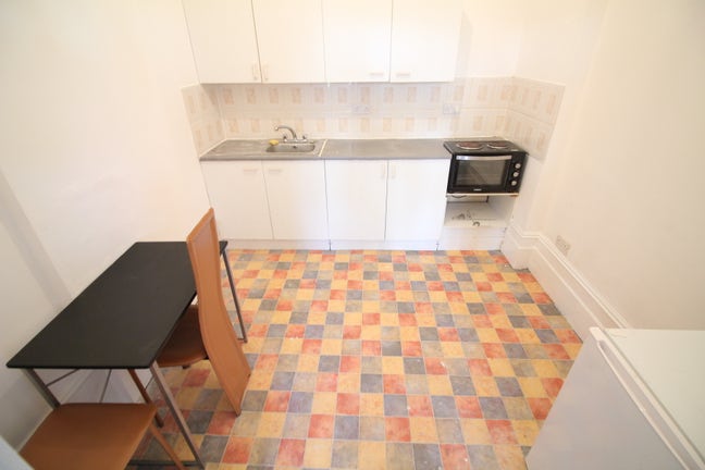 Large Studio with Separate Kitchen *Incl Utilities Main Photo