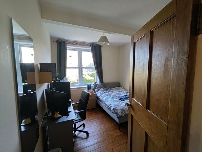 Double bedroom in 2 bed flat Main Photo