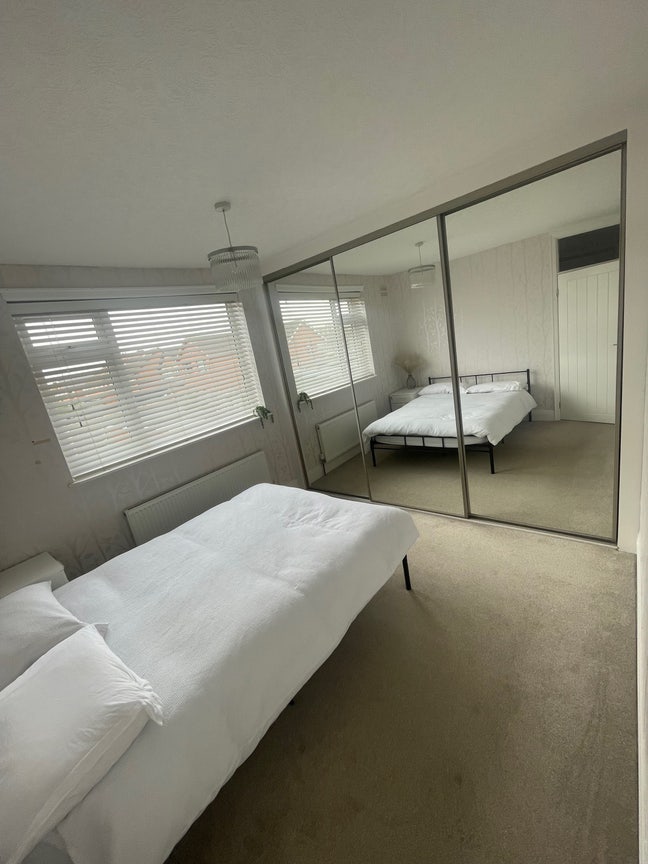 Double room in quiet, tidy household Main Photo