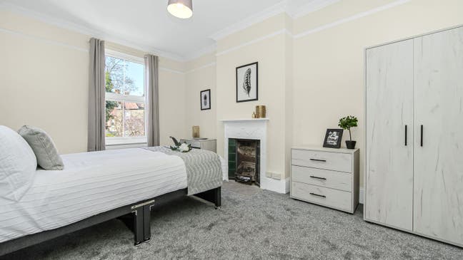 Huge Bright Room in Turnham Green Modern Apartment Main Photo