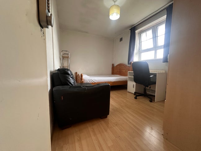Large Double Room Near Bethnal Green  Main Photo