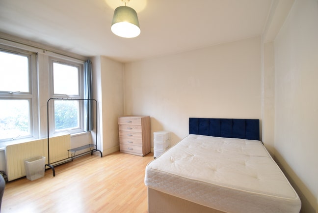 Move-In Ready Room with Fast Transport Links Main Photo