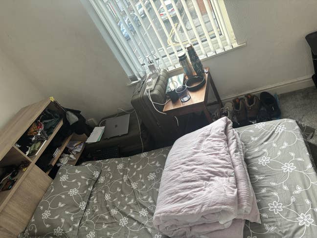 Shared room in Leeds contact me  Main Photo