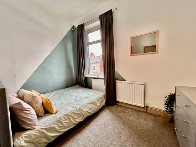 Modern Double Room with Ensuite Main Photo