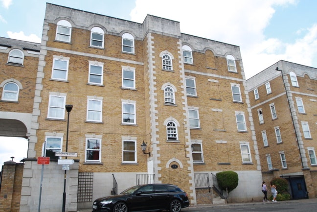  Flat overlooking the Thames for a short term let Main Photo