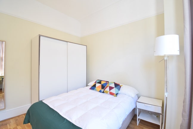 3 bedroom flat -sharing with 2 people only Main Photo