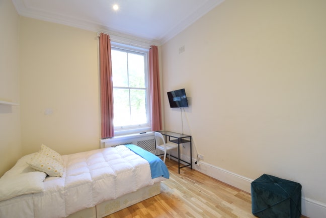 3 bedroom flat -sharing with 2 people only Main Photo