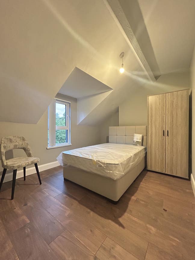 Rooms available on Woodvale Avenue Main Photo