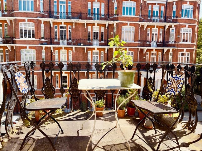 Holland Park Gardens furnished studio available Main Photo