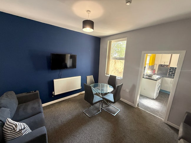 5 Bedroom Student Houseshare - Needham Road, L7 Main Photo