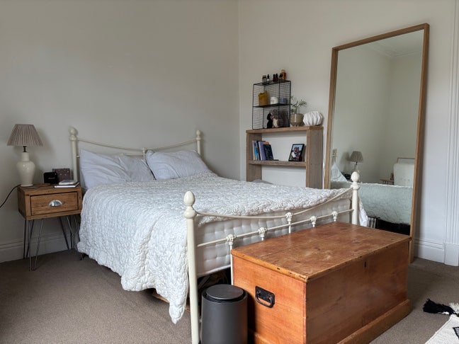 Big room with bathroom, cleaner & gardener Main Photo