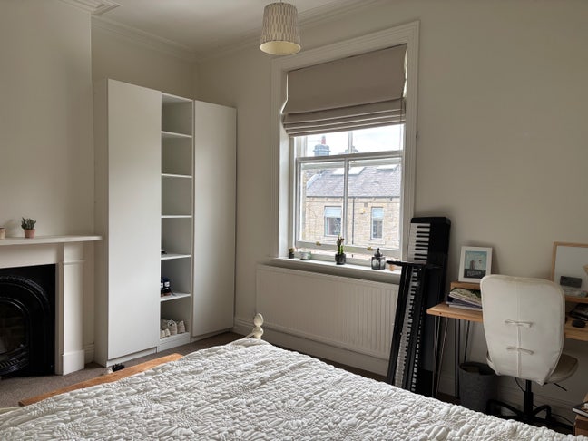 Big room with bathroom, cleaner & gardener Main Photo