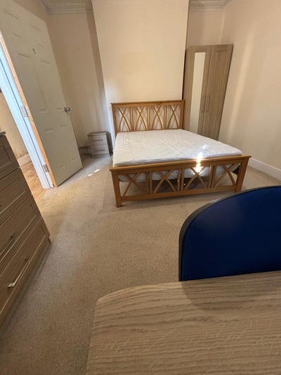 Double Room in a Semi-Detached Shared House Main Photo