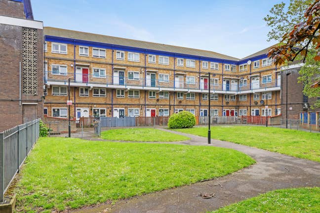 3 bed flat to rent Jack Cornwell Street, Manor Par Main Photo