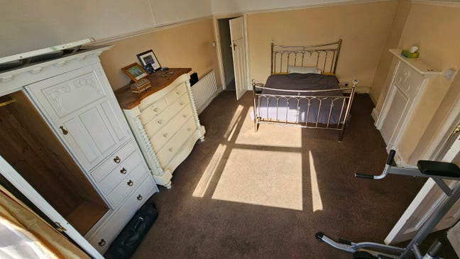 Spacious Room in Family Home Main Photo