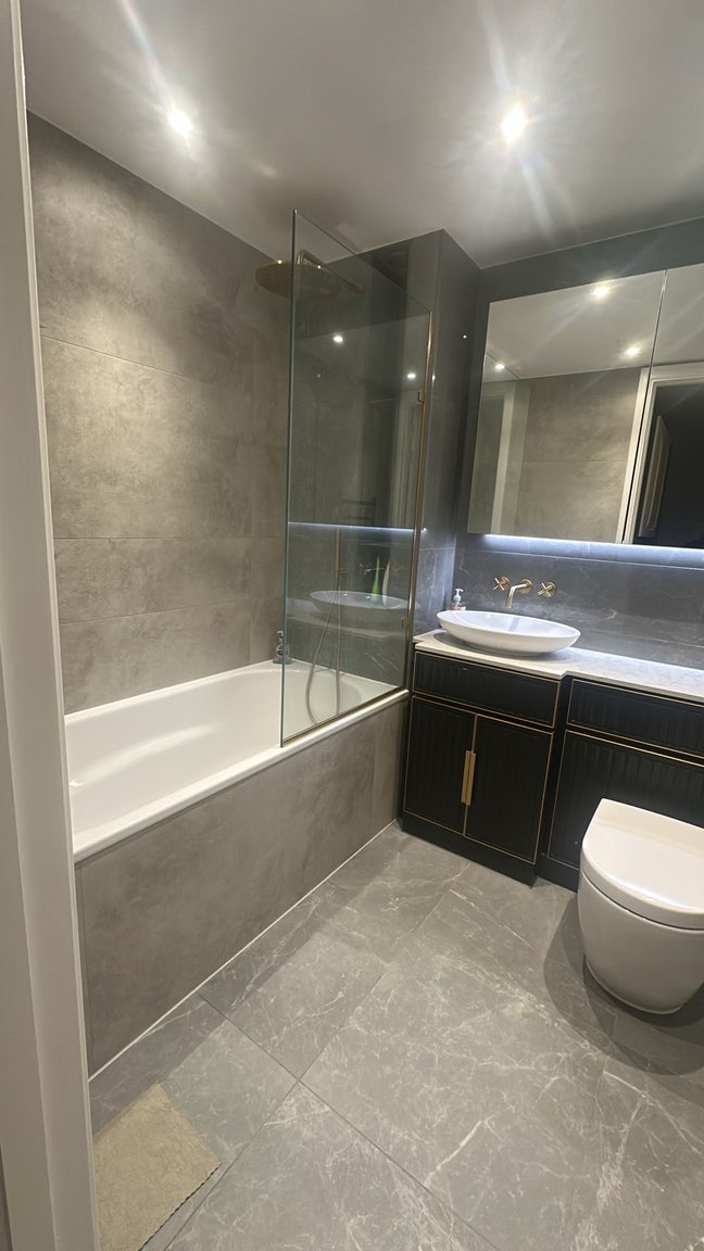 One flatmate wanted! Main Photo