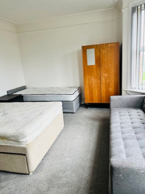 Large Rooms avaliable Main Photo