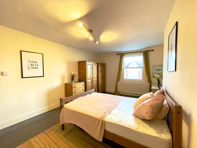 Beautiful double, desk, wardrobes, Sheperds Bush Main Photo