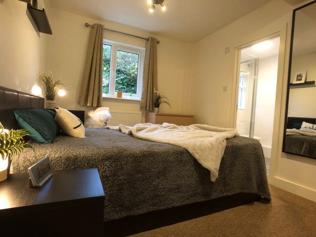 WB? Want to walk to work? Double ensuite  Main Photo
