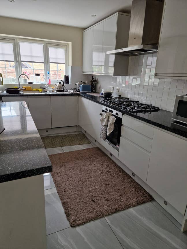 Single Room In Friendly House Main Photo