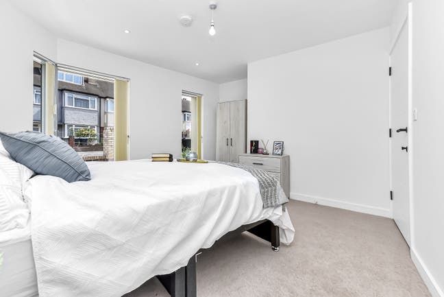 Lovely Ground Floor Bedroom in Modern Home CR4 Main Photo