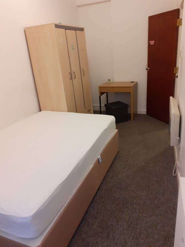 Room available in good location  Main Photo
