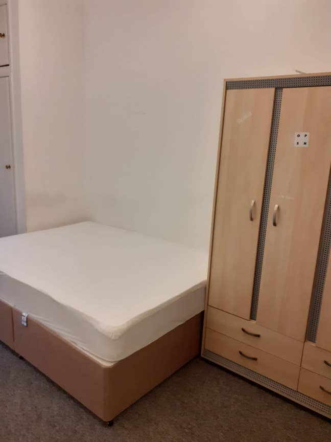 Room available in good location  Main Photo