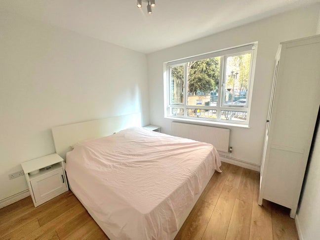 Renovated, Bright,Next to Transport Flat Main Photo