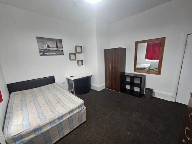 CV1 5LS. Large Double Room, suitable for couples  Main Photo
