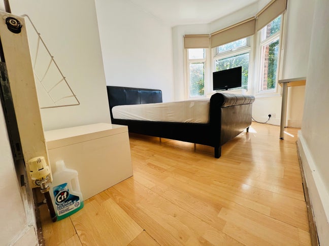 Double Bedroom Buce Grove Overground/Victoria Line Main Photo