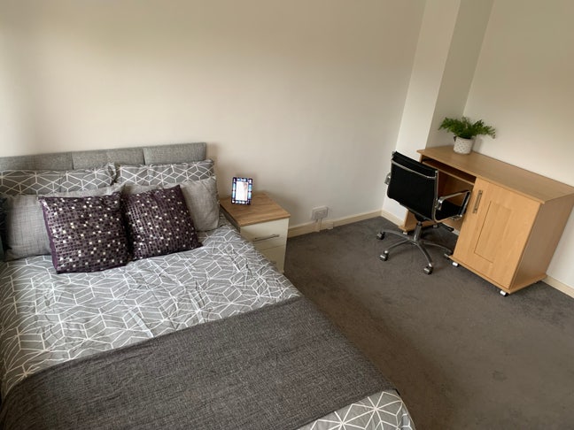 >>> Large Affordable Comfy Room <<< Main Photo