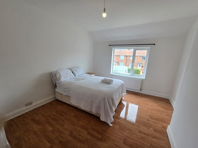 Double bedrooms in a shared house available Main Photo