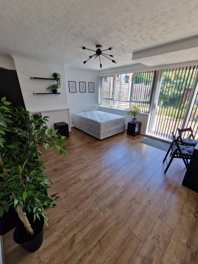 3 Luxurious Massive Rooms - Limehouse - Av. Now ! Main Photo