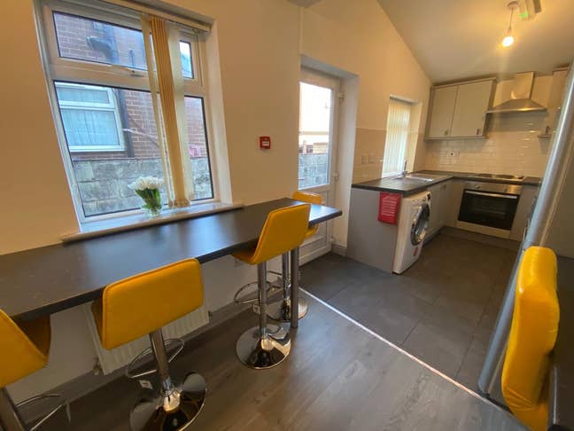 5 Bedroom House Share - Bishopgate Street, L15 Main Photo