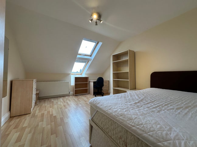 Double Room available in a 7 bedroom house Main Photo