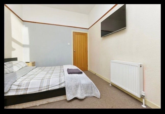 3-Bedroom Flat – Double Room Available (G51 2DA)  Main Photo