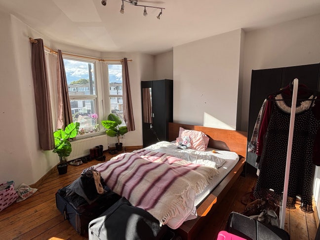 Spacious Room in beautiful neighbourhood  Main Photo