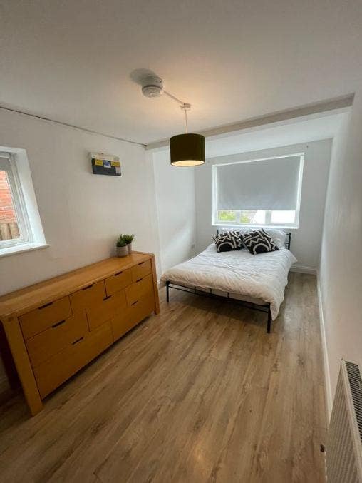 Large Double Room with Parking-  NR5 Available NOW Main Photo
