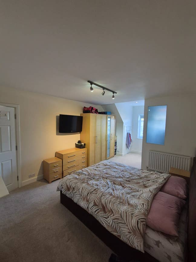 Large Double Rm, with Ensuit  Main Photo